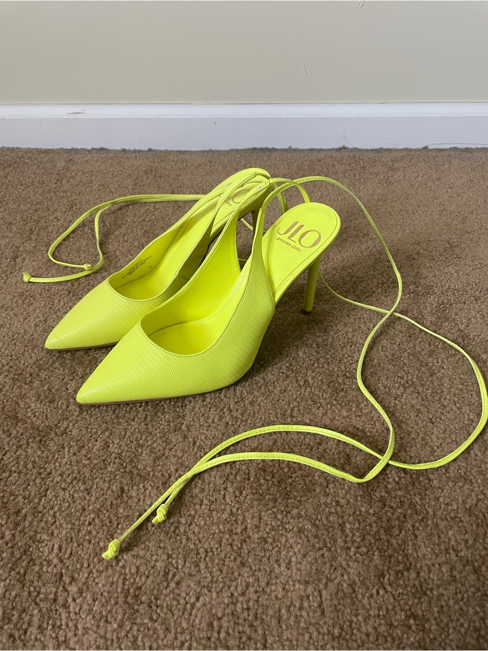 Jlo Jennifer Lopez Fedra Pointe Toe “Florella”  Stilleto Heels Sz 6M Neon Yellow